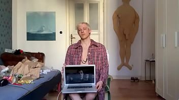 Redare Sissy este mereu înfometată de penis crud