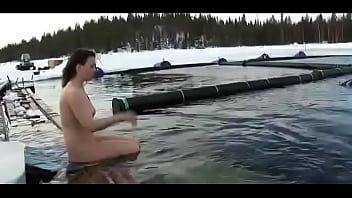 Redare Femeie nudă înotând cu balena beluga
