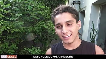 Reproducir Este chico de ojos verdes es precioso, y aunque lo contraté para limpiar mi piscina, necesito ver cómo luce con una polla metida en el culo.