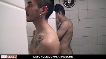 Reproduzir Latinleche - caras com tesão fodem um latino fofo no banheiro