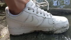 Redare Filthy Foot Fetish al lui Jon Arteen: pantofii noroioși Nike AF1 se zdrobesc în porno gay