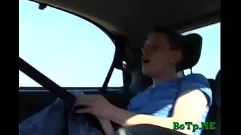 Play Going for boyfriend's pecker in a car