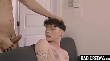 Reproduzir Stepson monta grande galo de seu padrasto