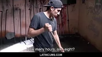 Reproduzir Menino trabalhador latino Twink fodido pelo produtor por dinheiro pov