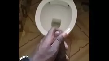Играть Anto fucker дрочит в офисном туалете