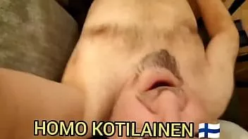 Putar Homo kotilainen menyentak dengan dildo.