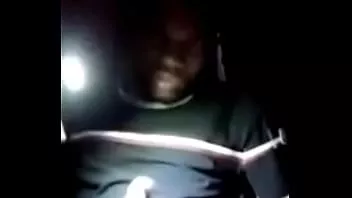 Oynat Azgın adam kurtarıcı masturbasyon yapıyor onun büyük dick