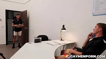 play Cuando el bombero chris maldito viene a ver las tuberías de brandon anderson