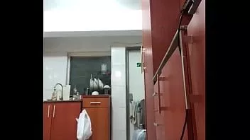 চালান বাড়িতে একা থাকার পর পার্কার রান্নাঘরে হস্তমৈথুন করে