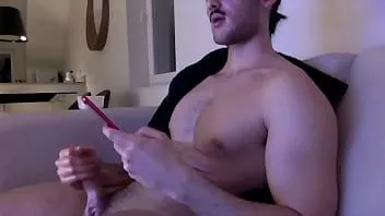 play Mooie gespierde jongen masturbeert in cam