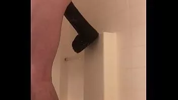 Putar Colossus dildo suction cup di kamar mandi