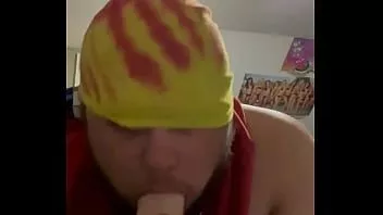play Dildo neglijent în gât profund cu dop anal introdus