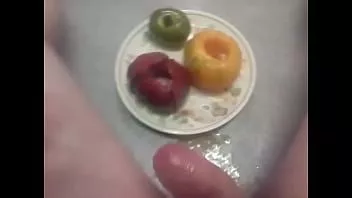 Reproduzir Masturbação usando 3 tomates ... vermelho amarelo verde