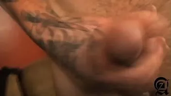 চালান জো tatted গুণ্ডা একটি পালঙ্কে তার মাংস বীট