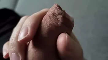 Ağır çekimde kesilmemiş bir İsveçli horozun yakın çekim mastürbasyonu