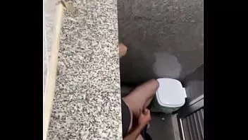 Oynat Bir tuvalette mastürbasyon yapan 7 erkekte casusluk (derleme)