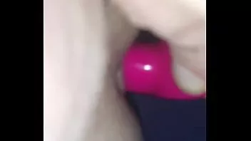 Jouer Entraîner mon cul à prendre ce plug vibrant monstre.
