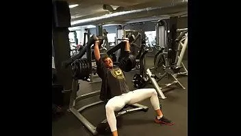 Reproduzir Carne de homem heterossexual e pernas sensuais em spandex de lycra de compressão avistadas na academia