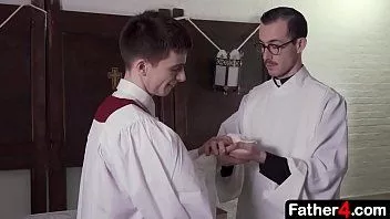 play Cuando el cura le penetra el culo y lo folla duro, el chico se da cuenta de que sus sueños se han hecho realidad.