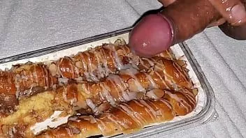 再生 今日はコッククリームを塗って食べる前に、大きなベアクローのペストリーをファックして、なんて素晴らしい時間だったんだろう。うーん。