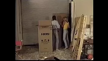 play La pegatina de tripa rubia con lados de losa encontró un raro artículo de colección en una revista gay y se lo mostró a un compañero de una empresa de logística.