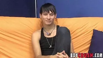 Putar Twink bertindik tampan Christopher Robin melakukan masturbasi dengan penis besar