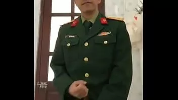 Redare Soldații vietnamezi se masturbează pe chat