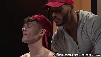 play 教练在更衣室里操变态的毛巾男孩双胞胎 - falconstudios