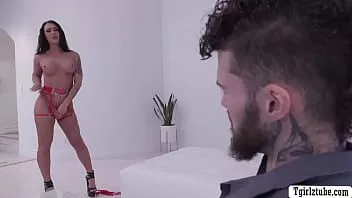 Abspielen Trans-Model Khloe Kay ohne Sattel von Hatler Gurius gefickt