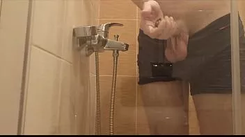 Afspelen Een jongen wast zich onder de douche en wil dat er iemand in de buurt is