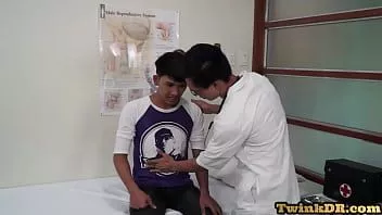play निप्पॉन ट्विंक को डिल्डो एन उपकरणों के साथ डॉक्टर द्वारा खिलौना बनाया गया