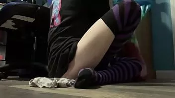 Putar Femboy trans menyebalkan dan mengendarai alien dengan penis buatan