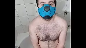 play Mijn meester plast op mij en ik speel met mijn slechte drakendildo