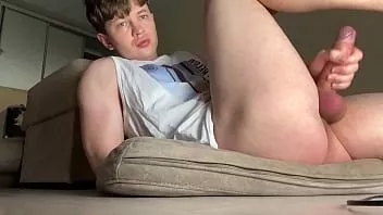 Reproducir Gay caliente con una gran polla venosa se masturba hasta sacudir el orgasmo al final