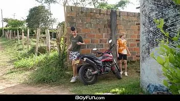 play Twink latino în aer liber dracului fără seamă