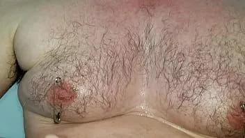 Odtwórz Męskie sutki bawią się piercingiem z agrafkami i zabawą cewnikiem Foleya