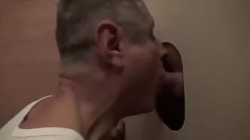 Jouer Cocksucker suce ma bite et avale ma charge