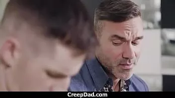 চালান স্টেপড্যাড তার সোজা সৎ ছেলেকে জন্মদিনের চমক দেয়