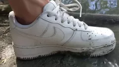 play Filthy Foot Fetish al lui Jon Arteen: pantofii noroioși Nike AF1 se zdrobesc în porno gay