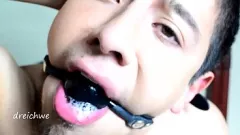 Redare Hardcore Gay Throatfuck: Un tip drăguț este bătut și futut