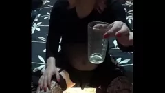 Reproduzir Crossdressing Sissy A auto-humilhação de Mark Wright: bebendo sua própria urina e porra