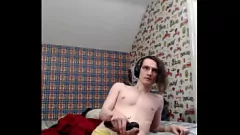 Reproducir Femboy faps con zumbador y enchufe: fantasía gay en solitario