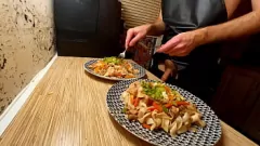 play Expliciete culinaire hoogstandjes van de naakte Europese chef-kok: onbesneden lul, kontspel en solo-masturbatie