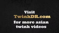 Reproduzir Slim Asian Twink fodido sem sela por um médico uniformizado