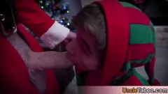 Afspelen Vuile kerstman verrast jonge homoseksuele knapperd met ondeugend kerstcadeau