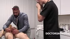 Reproduzir Rough Hospital Threesome: Médicos dão injeção dupla extrema ao paciente