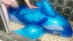 Reproduzir Baleia coberta de porra: sessão intensa de masturbação gay no brinquedo inflável Intex