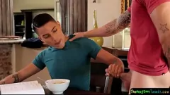 play Dövmeli Twinks içinde bir Sabah Anal Zevk