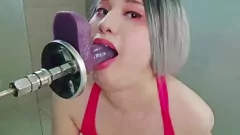 play O asiático Twink pratica Deepthroat com vibrador antes da sessão de pornografia gay