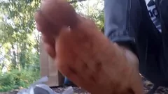 play 肮脏的耐克空军1运动鞋恋物癖：Twink Barefeet在公园和巧克力和番茄酱的街道上行走
